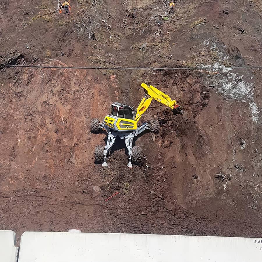 Excavation en pente abrupte pour chalet de montagne en Estrie avec pelle araignée Menzi Muck